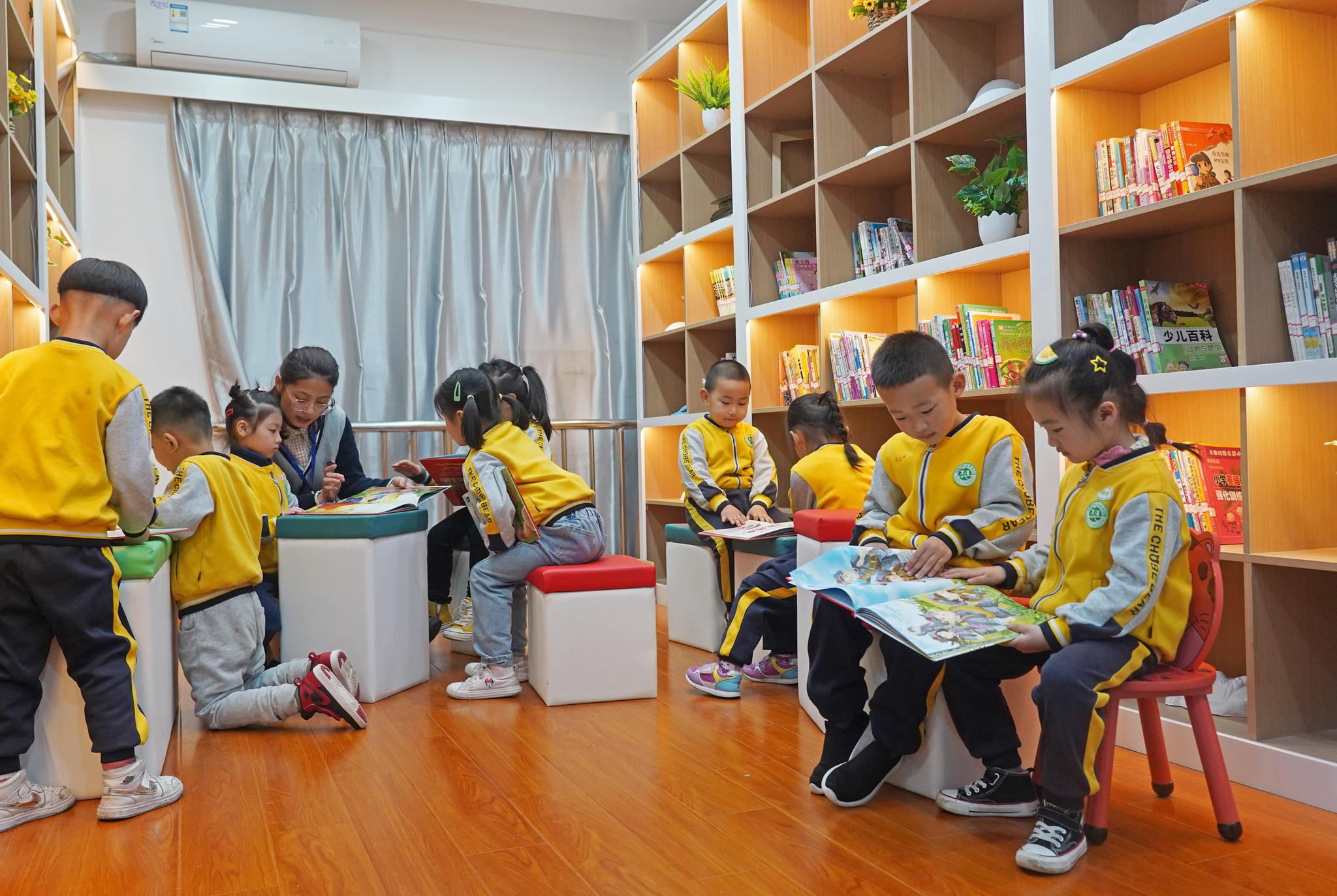 4月1日,幼儿园的孩子们在阅读红色绘本.新华社记者 万象 摄