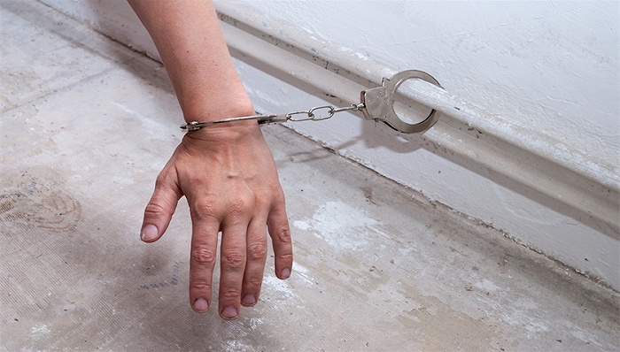 "易主"关键时刻,金刚玻璃董事遭刑拘,此前涉财务造假被罚