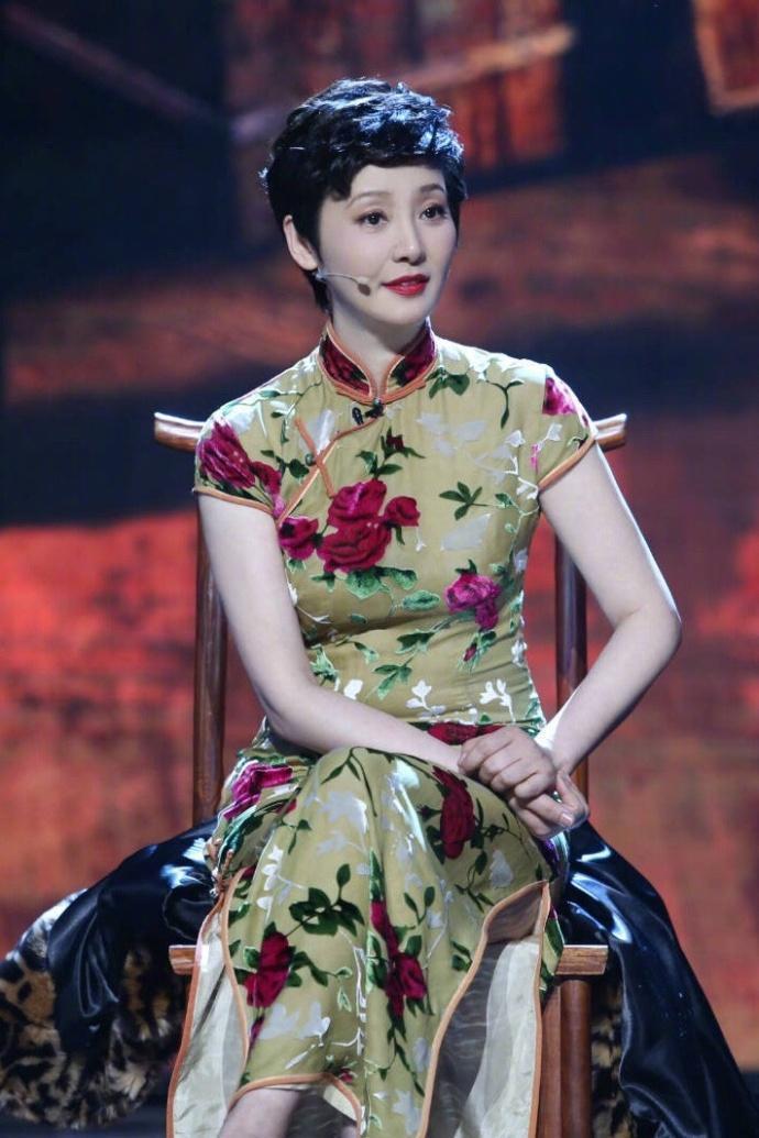 徐帆老得很真实碎花长裙配针织衫优雅温柔端庄稳重好有气质