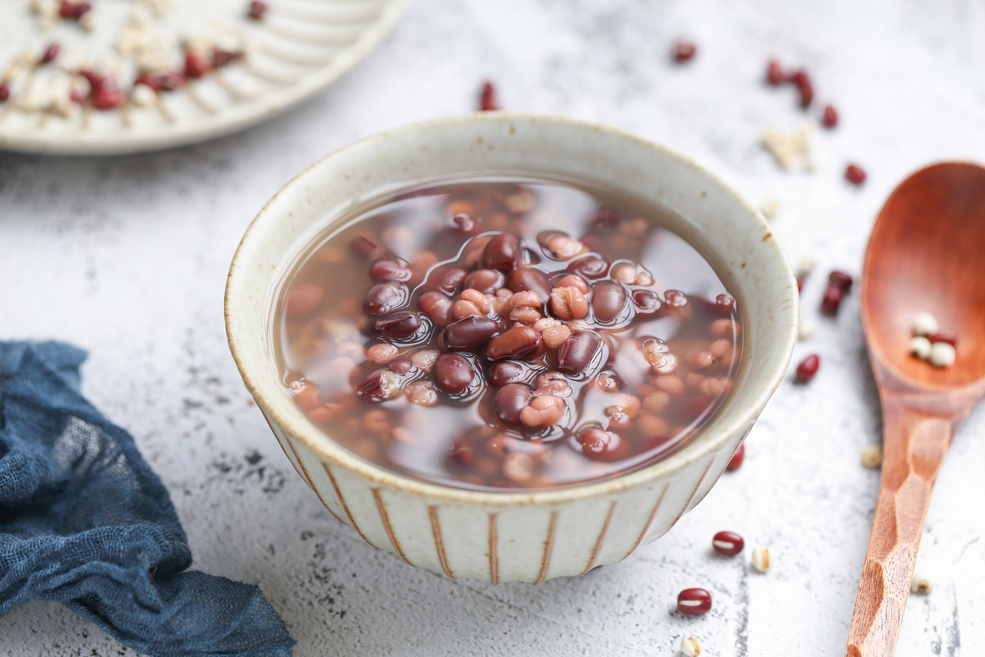 2,在熬薏米红豆粥的时候,有些亲喜欢加一把大米,想要粥变稠.