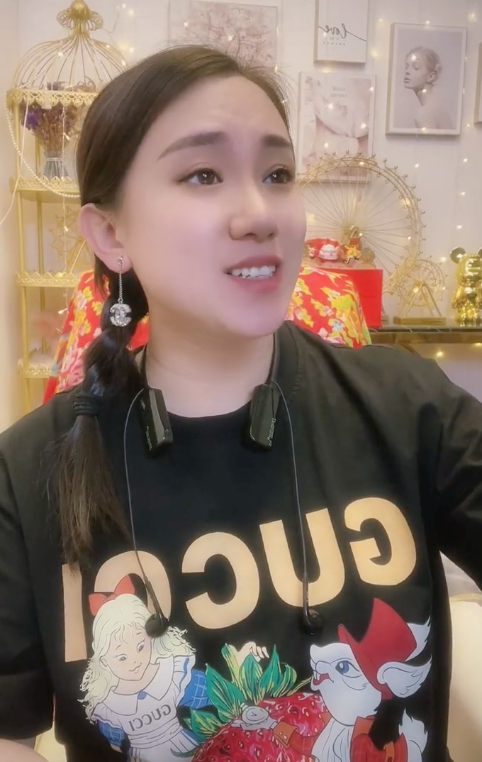 赵本山爱徒丫蛋近况曝光,戴超8000耳环,家中装饰太豪全是金色