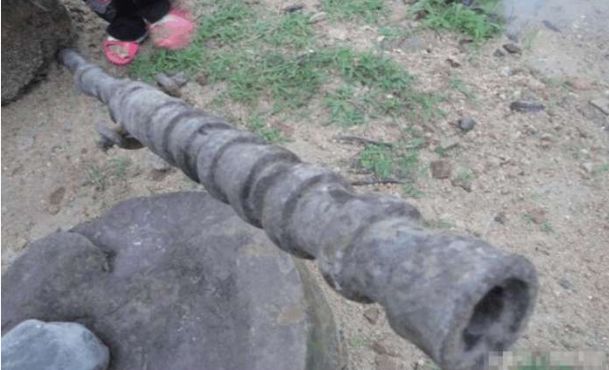 趁爷爷去村东头下象棋的时候,偷偷的从老物件里扯了一条铁筒样的东西