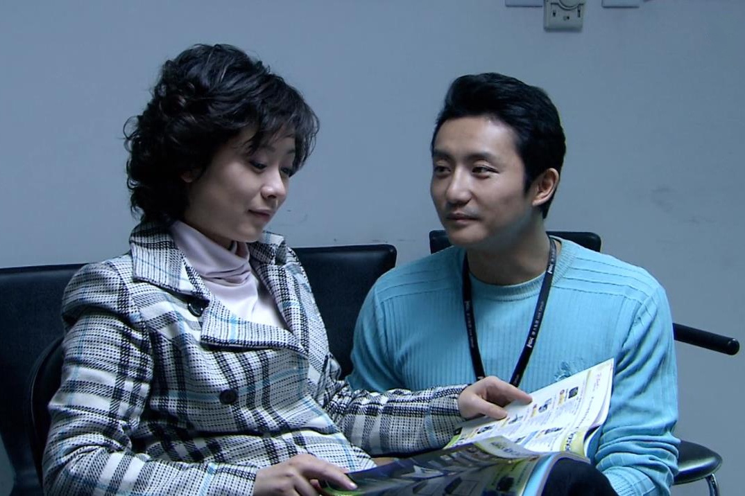 《双面胶》:李亚平与女同事"暧昧",暴露的不是花心,而是阴毒