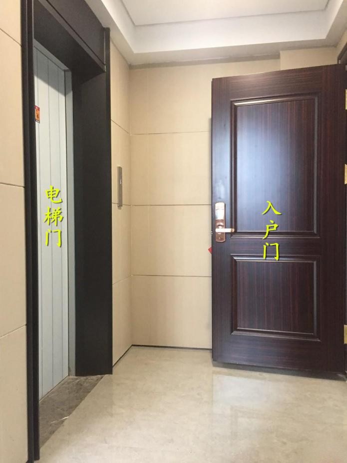 电梯门正对入户门,首先一定要安装内开门,防止开门时磕碰到别人,其次
