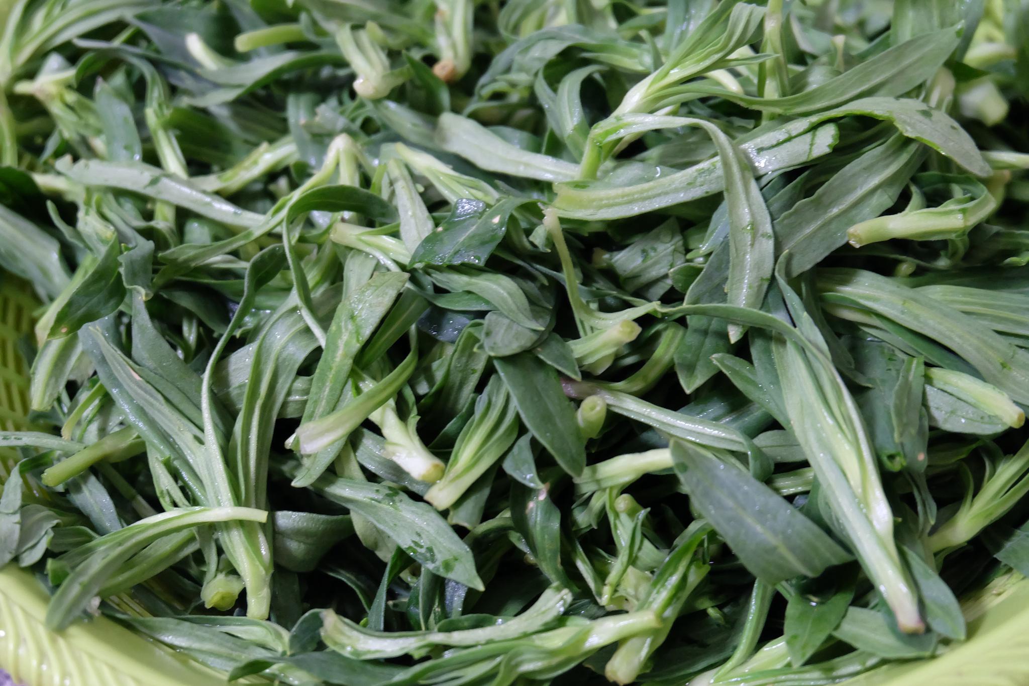 【详细做法如下】:【食材及调味料】:新鲜的面条菜,全麦面粉,面粉