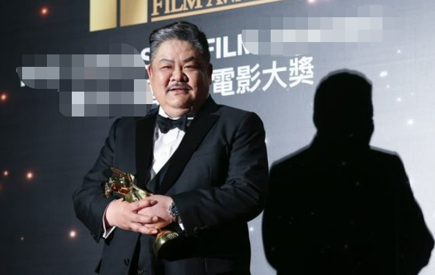 56岁林雪近照肚子胖成球西装扣子过于紧绷脖子上一圈大横肉