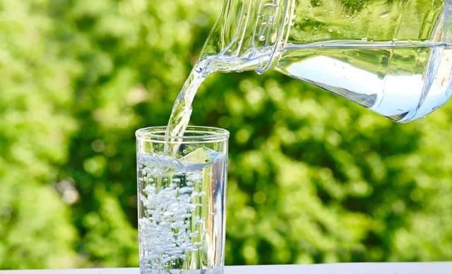 感冒多喝热水真的只是敷衍吗?孩子感冒,家长到底应该做些什么休闲区蓝鸢梦想 - Www.slyday.coM 感冒多喝热水真的只是敷衍吗?孩子感冒,家长到底应该做些什么休闲区蓝鸢梦想 - Www.slyday.coM