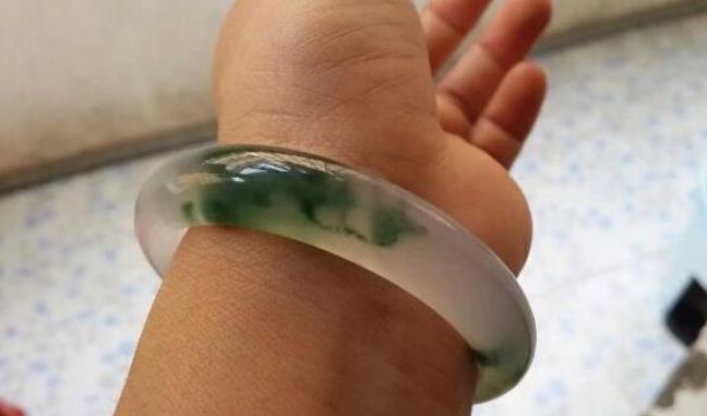 翡翠手镯卡在手上了咋办?