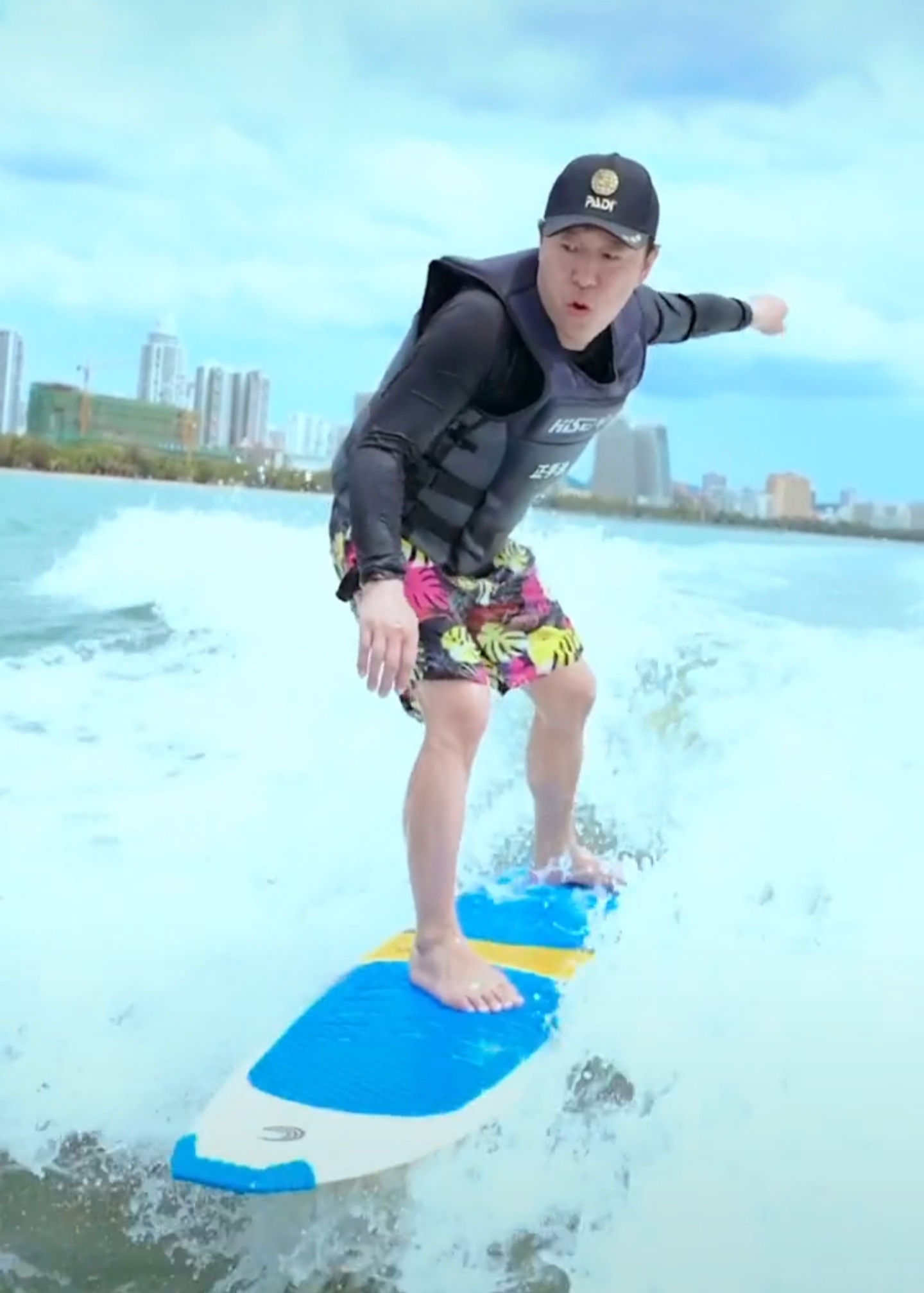 超模瞿颖玩冲浪?穿泳衣大秀1米2长腿,太性感引黄渤一直盯着