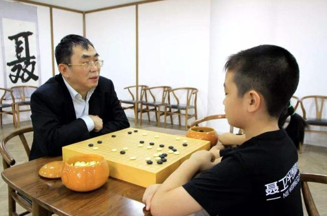 中国棋圣聂卫平,患癌前烟酒不离身,曾一顿饭喝掉上百万的酒
