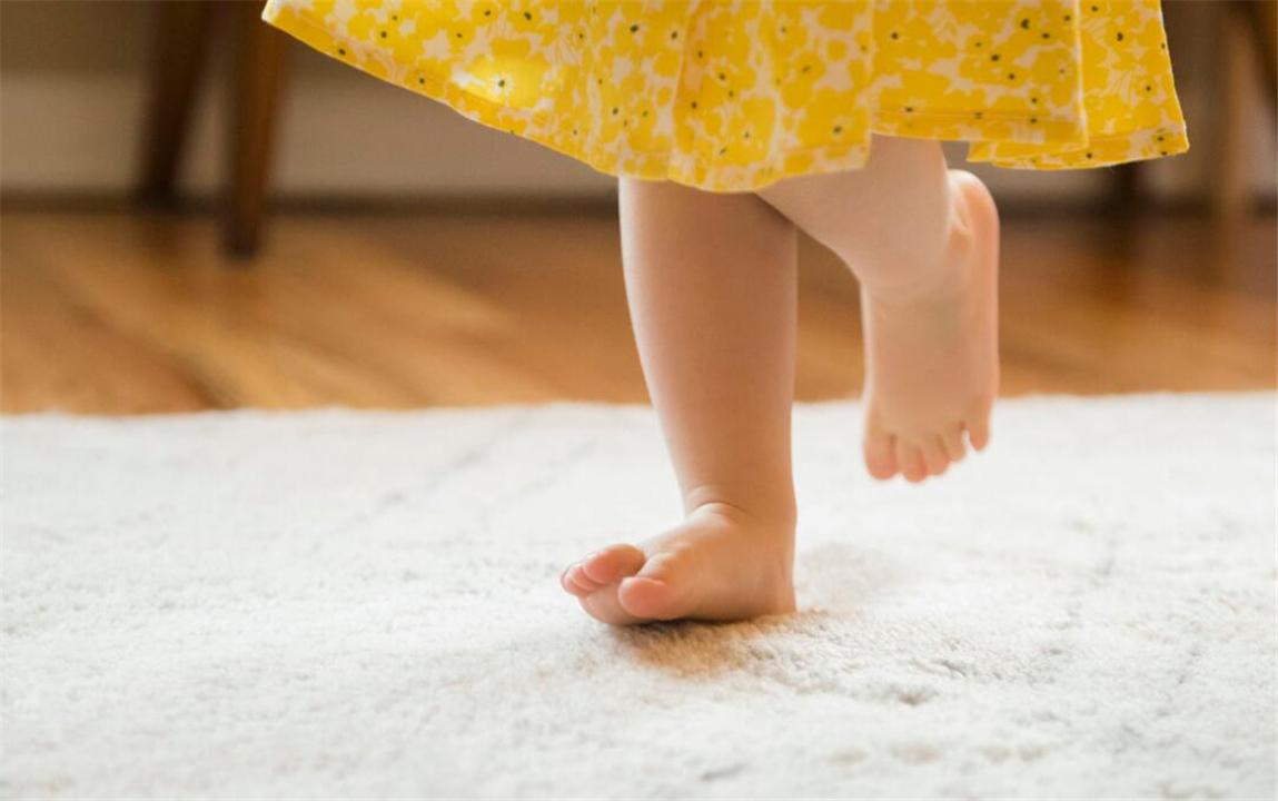 萌宝去爷爷家住了几天回来走路姿势不对劲妈妈哭笑不得