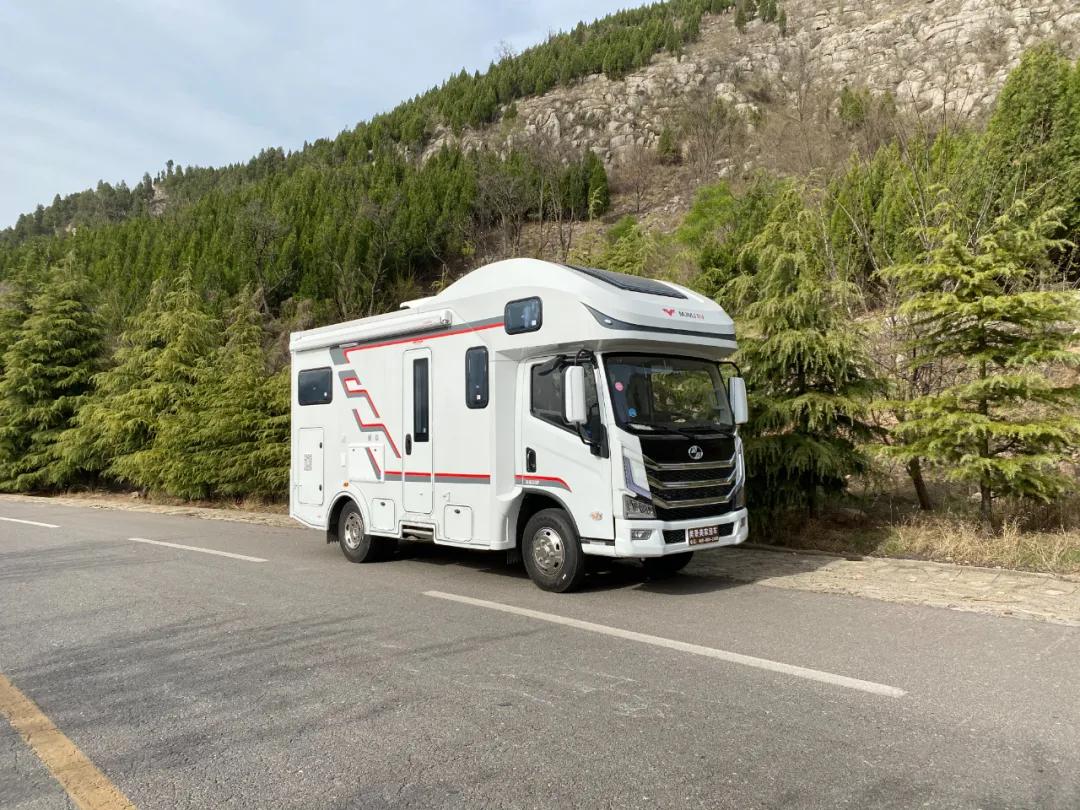 来自美景美家的一款轻卡改c型大额头房车,车辆使用上汽跃进h300底盘.