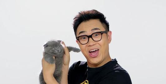 贾梅怡因为见识少,所以特别崇拜这个老那腔调的胡昆汀,这一来二去两个