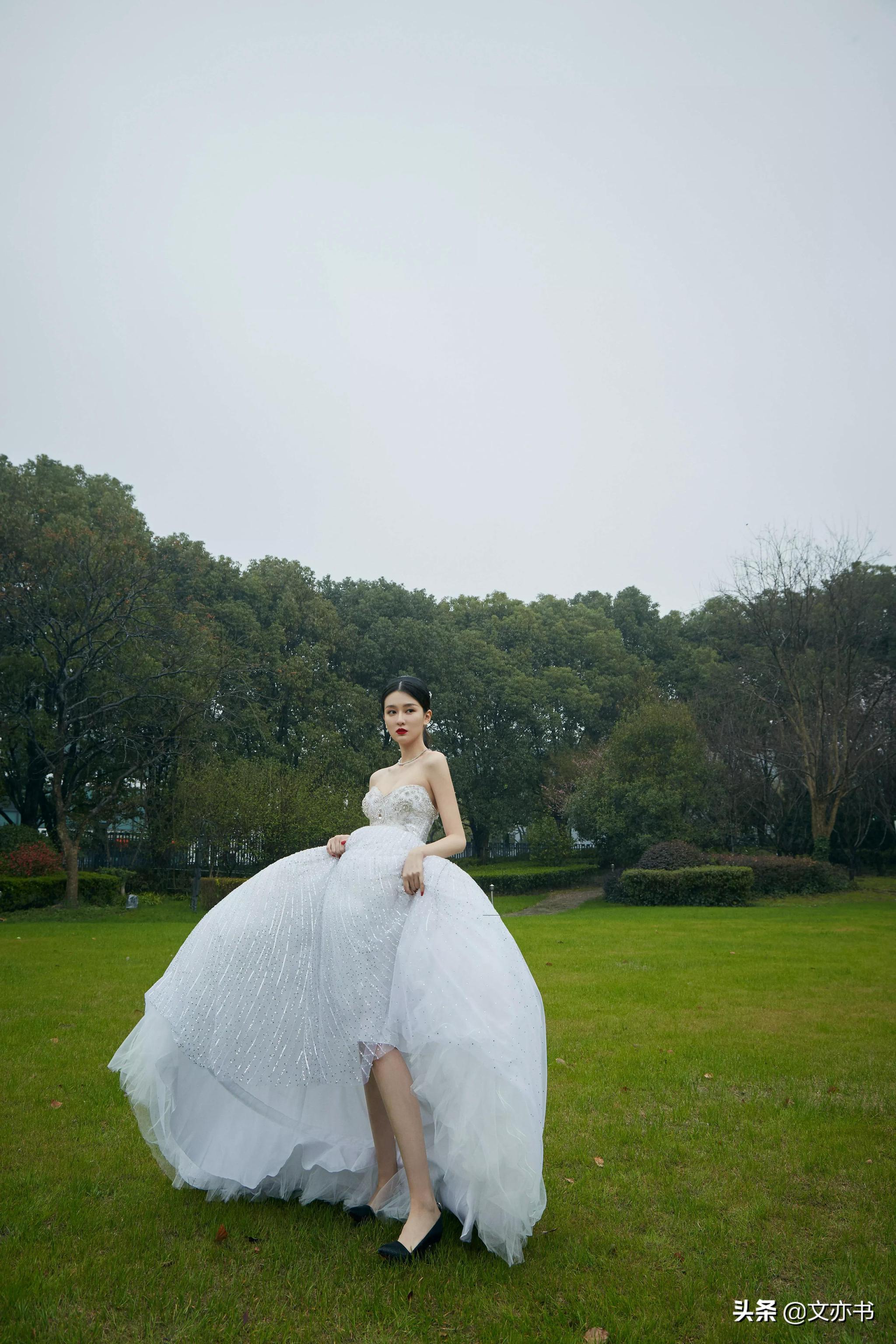 乔欣白色镶钻抹胸长裙高挑又温柔