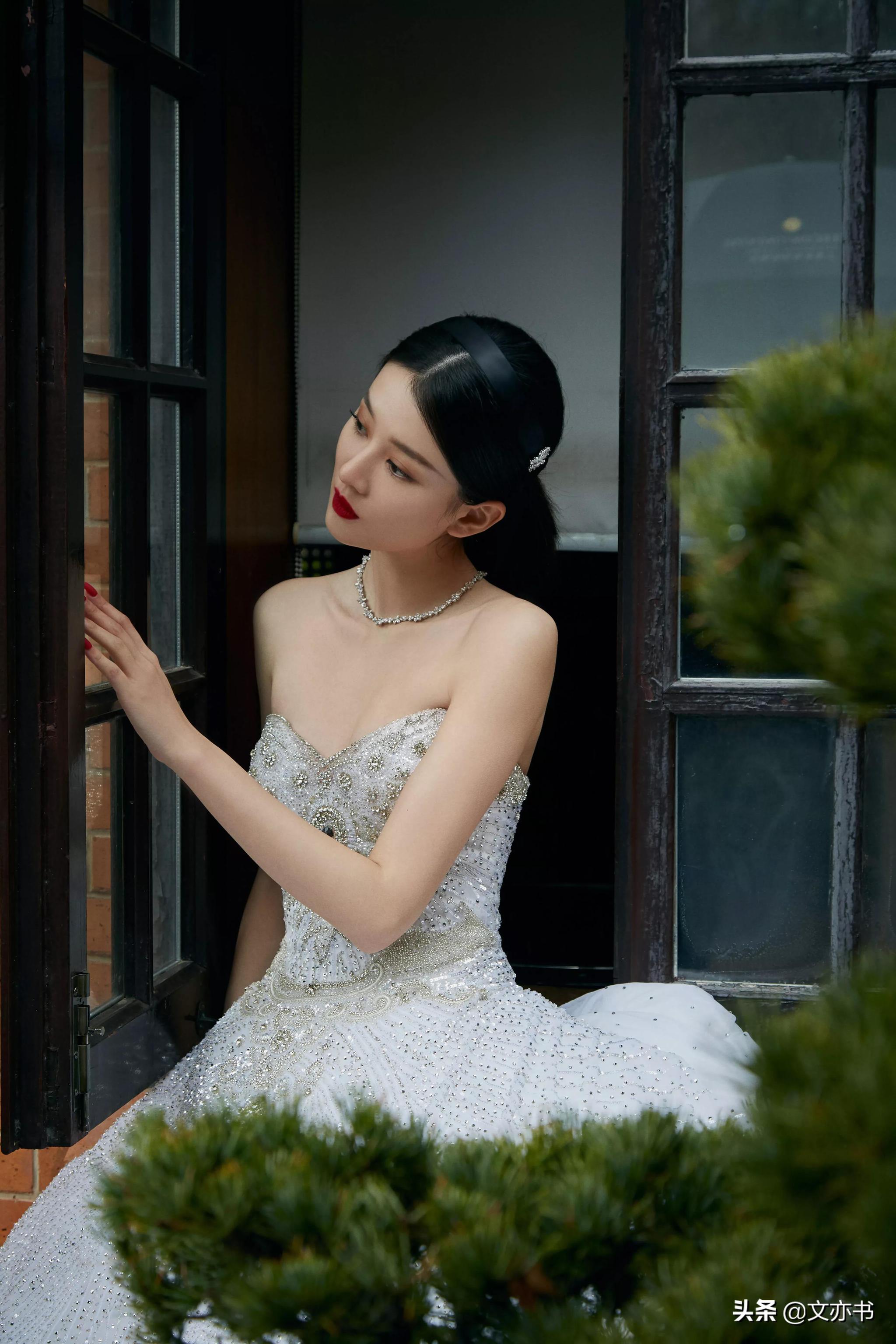 乔欣白色镶钻抹胸长裙高挑又温柔