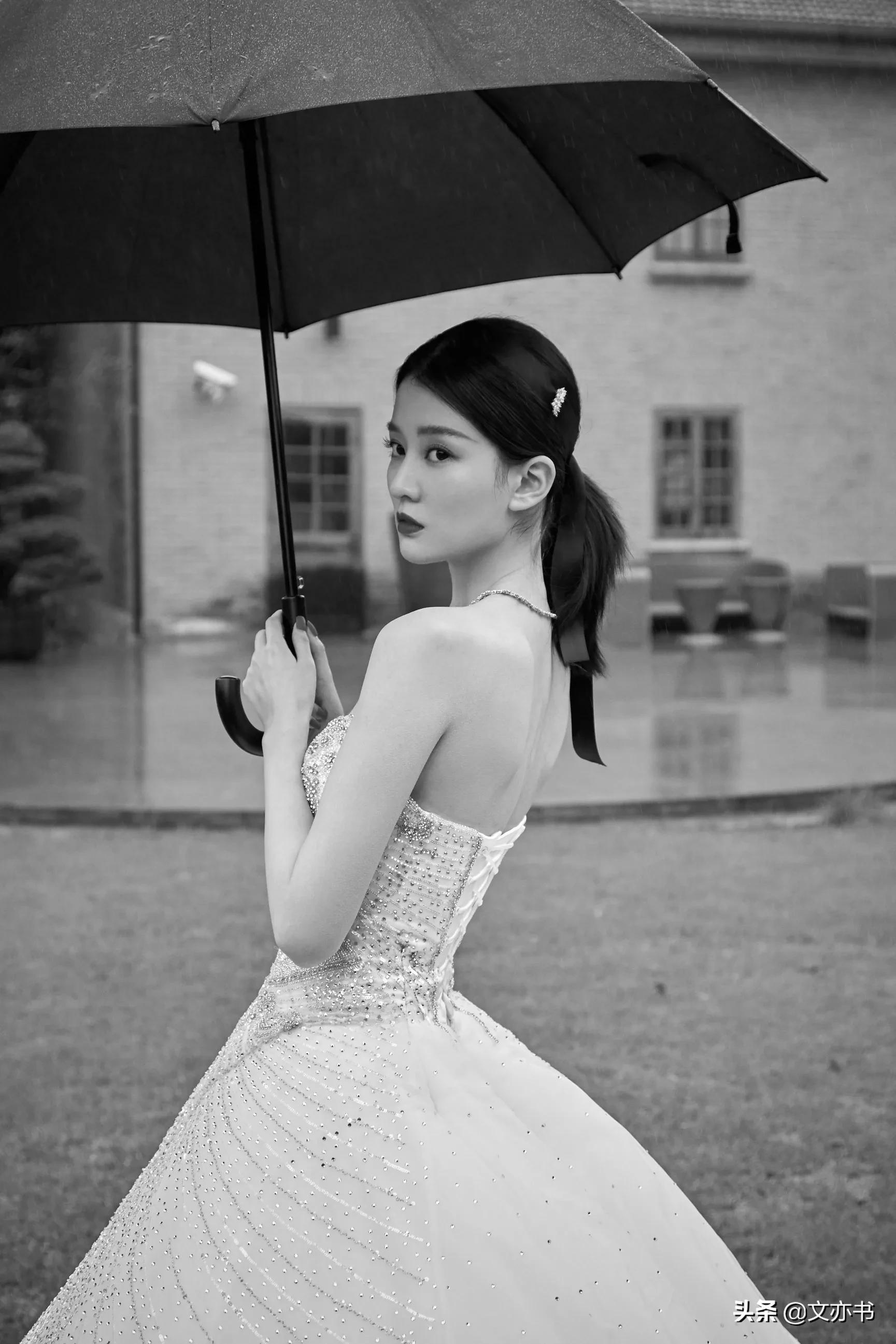 乔欣白色镶钻抹胸长裙高挑又温柔