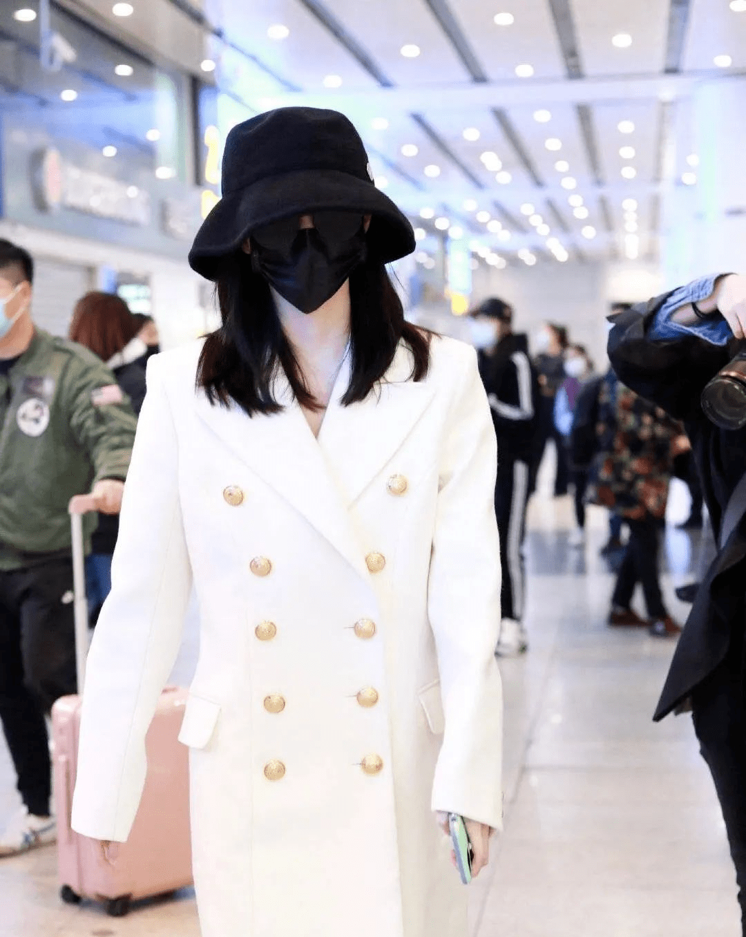 还有下面这位,帽子墨镜口罩齐上阵,一点余地不留.