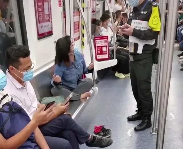 深圳11号线一女乘客故意脱鞋,将双脚放在座位上不让其他乘客坐休闲区蓝鸢梦想 - Www.slyday.coM