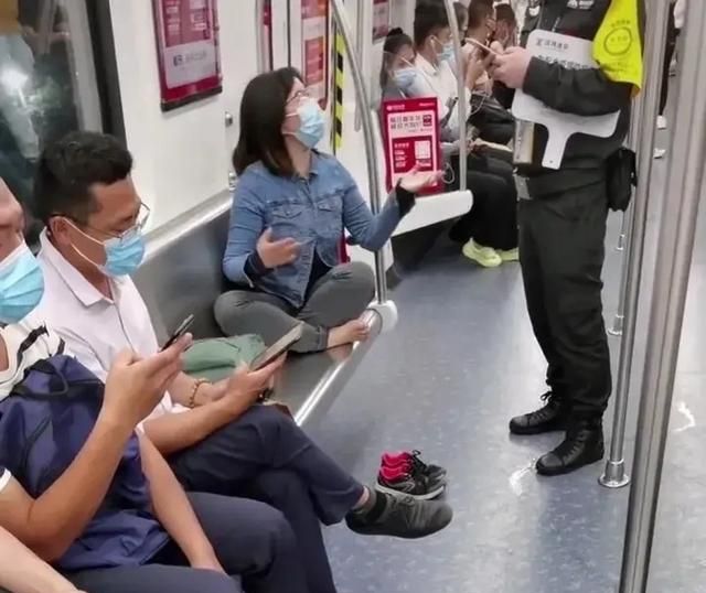 深圳11号线一女乘客故意脱鞋,将双脚放在座位上不让其他乘客坐休闲区蓝鸢梦想 - Www.slyday.coM