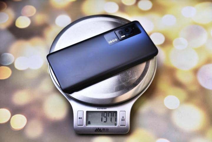 独立显示芯片！iQOO Neo5将电竞基因专业传承！