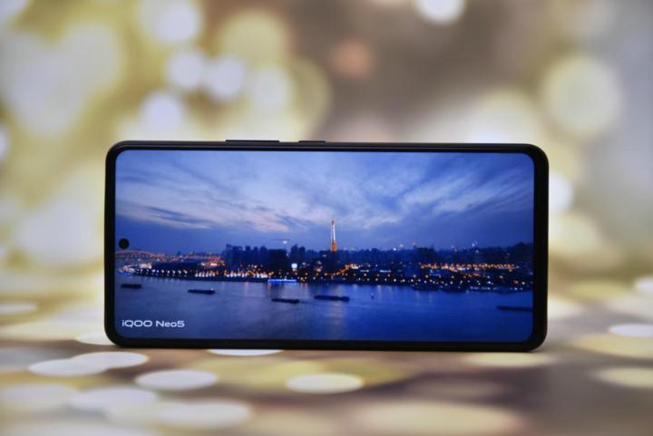 独立显示芯片！iQOO Neo5将电竞基因专业传承！