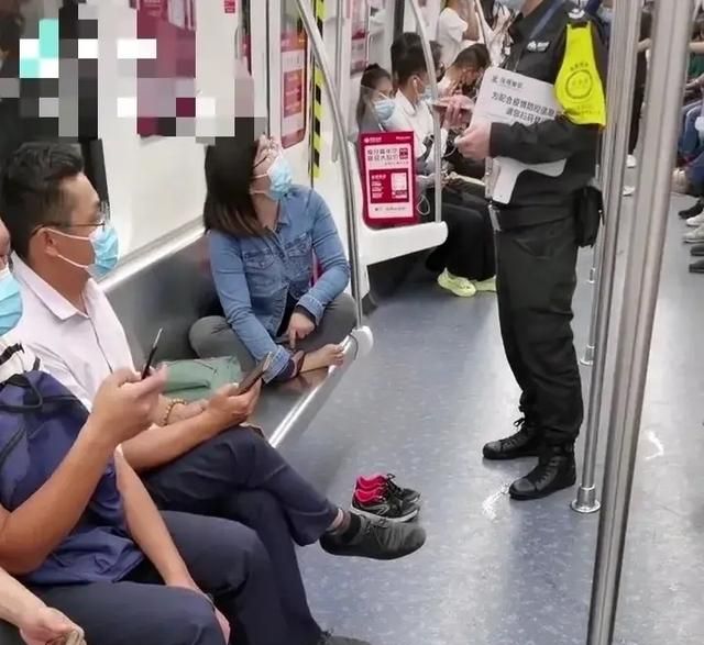 深圳11号线一女乘客故意脱鞋,将双脚放在座位上不让其他乘客坐休闲区蓝鸢梦想 - Www.slyday.coM