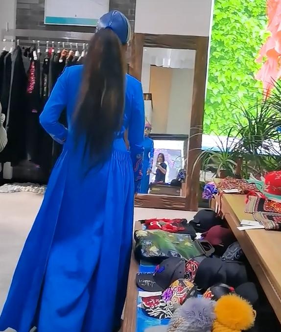 62岁杨丽萍逛私人服装店一条裙子价格上千角落摆满艺术品