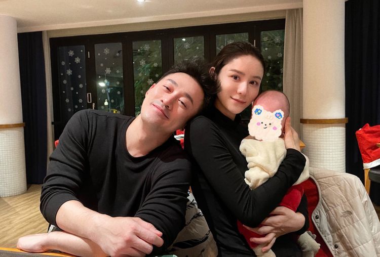 林峯妻子张馨月晒女儿侧影,小公主坐在宝宝餐椅上吃饭萌态十足