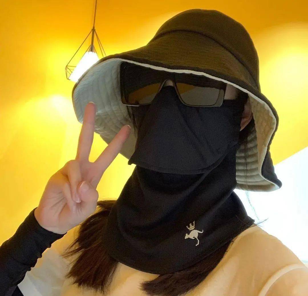 还有下面这位,帽子墨镜口罩齐上阵,一点余地不留.