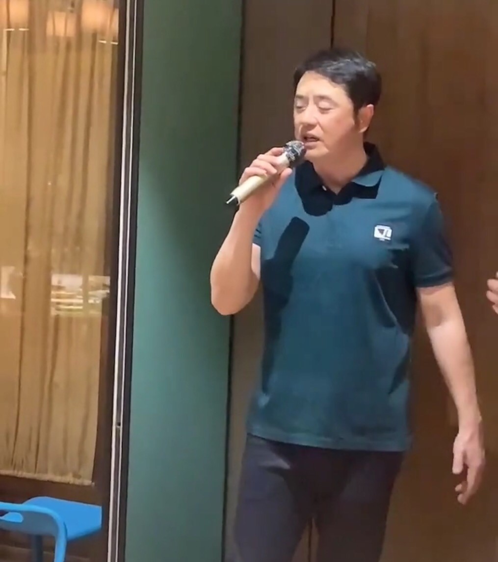 51岁黄格选饭局高歌,美女伴舞长腿瞩目,7千块的皮带绑腰上