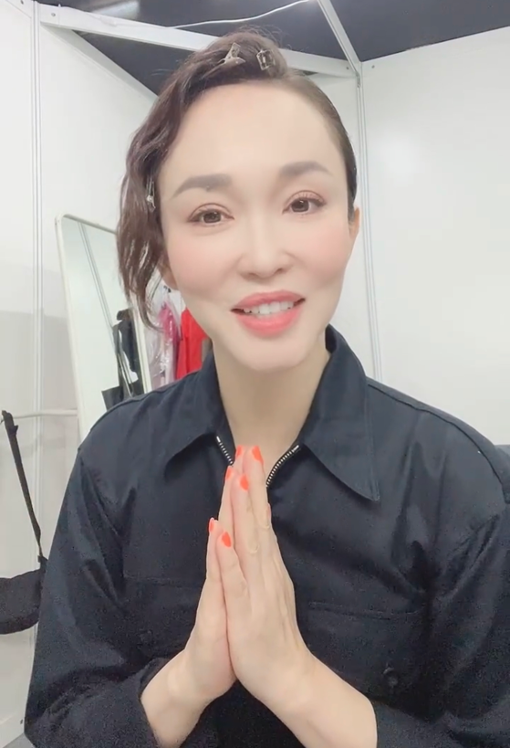 小龙女范文芳曝近况,老公49岁却满头白发?父子同框像祖孙