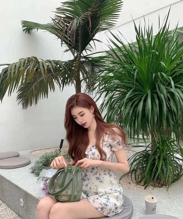 小碎花连衣裙,搭配一双文艺凉鞋,温柔淑女又文艺