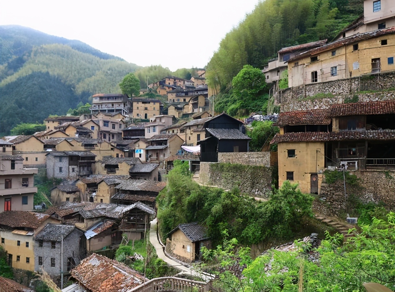 浙江有个很美的古村,靠着800米山崖修建,拥有小布达拉宫美称