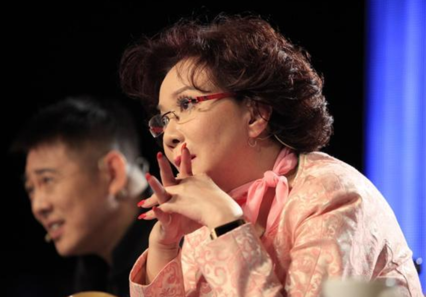 蔡明被喊滚出春晚因为她的小品和打扮各有1个特点