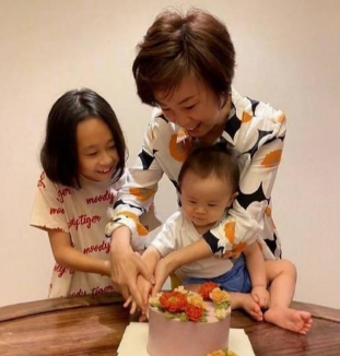 张怡宁嫁大20岁香港富豪与丈夫罕见同框两人全程面无表情