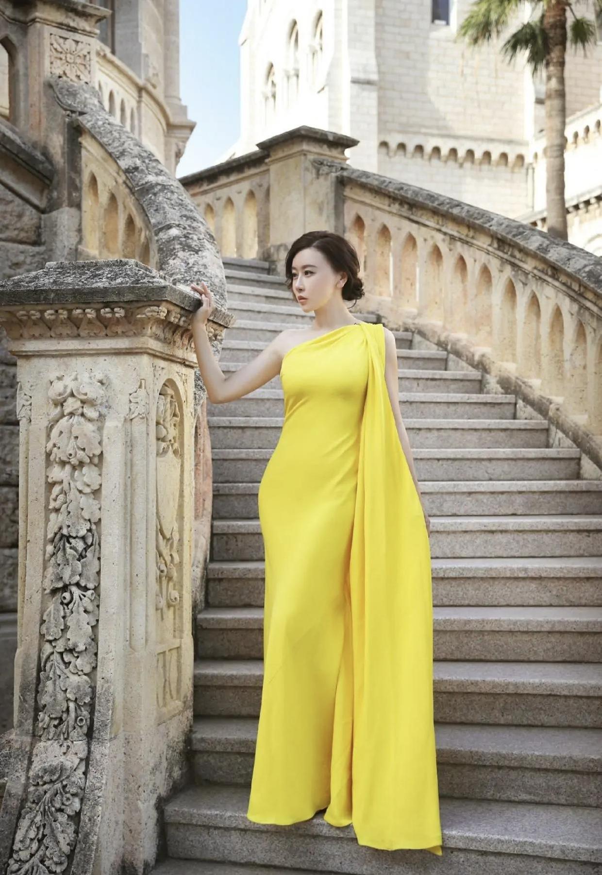 毛俊杰气质好馋人穿墨绿色蕾丝连衣裙身材饱满高级优雅