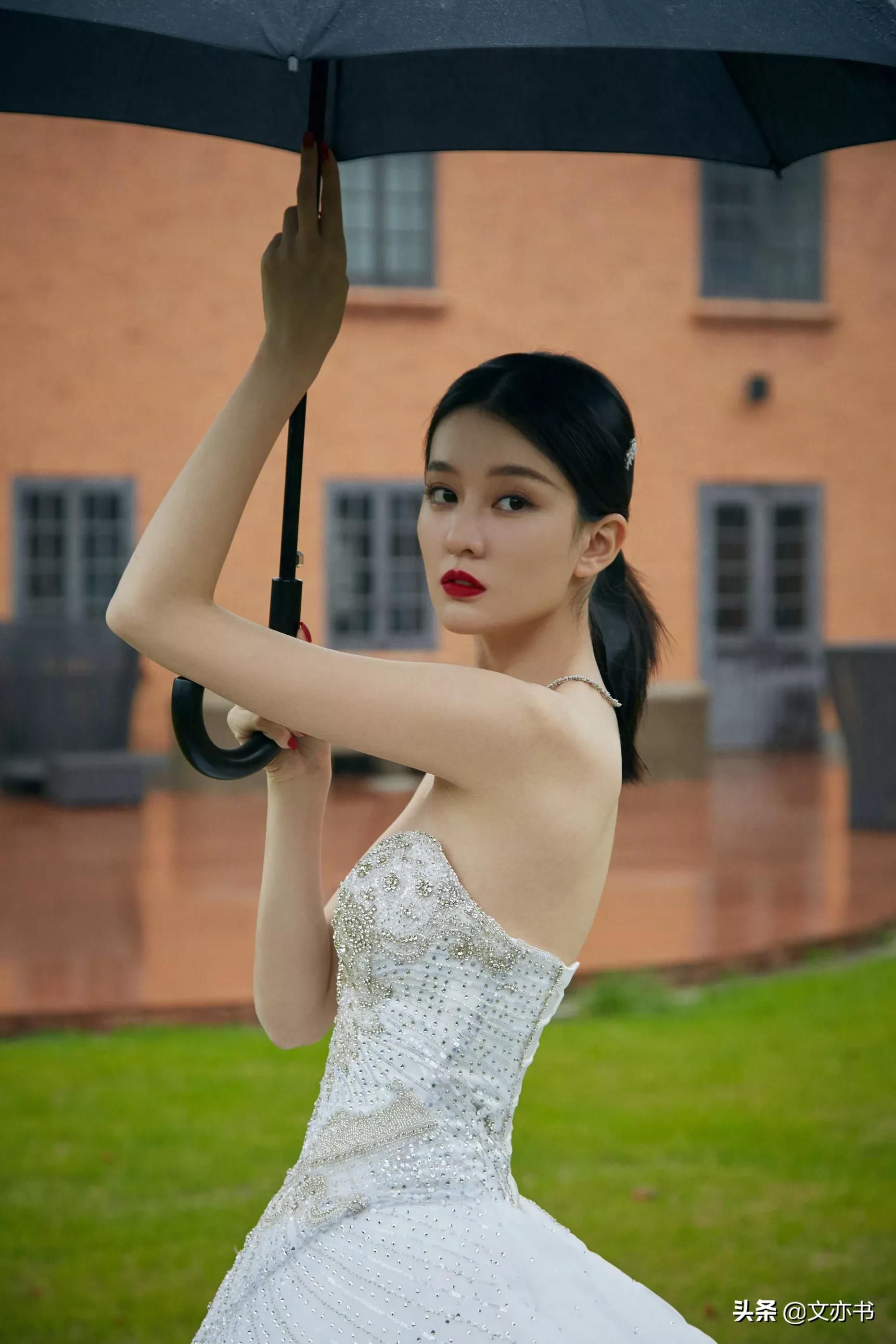 乔欣白色镶钻抹胸长裙高挑又温柔