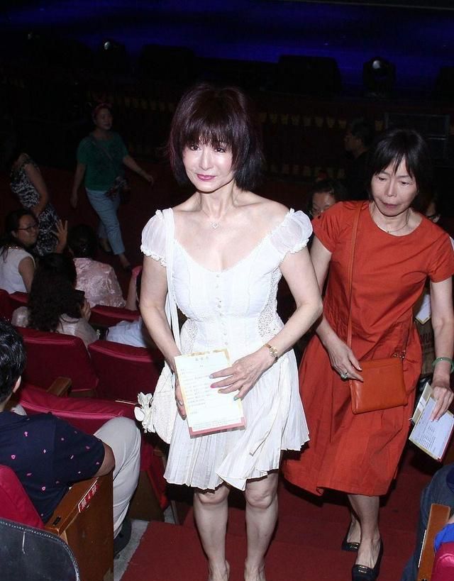 潘迎紫保养的可真不错穿紧身裙身材好窈窕哪像70多岁