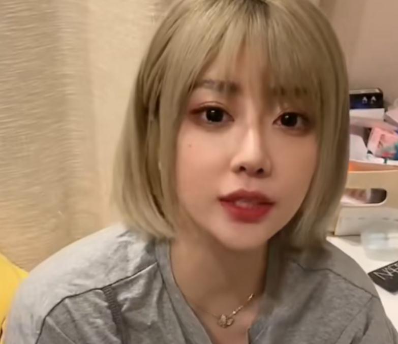 难怪敢收520块1把!陪玩咬米真实素颜曝光,除了黑眼圈没缺点