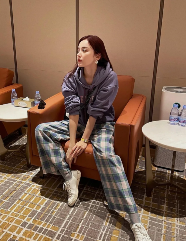 古力娜扎私服照释出紫色卫衣搭配格纹长裤休闲又大气