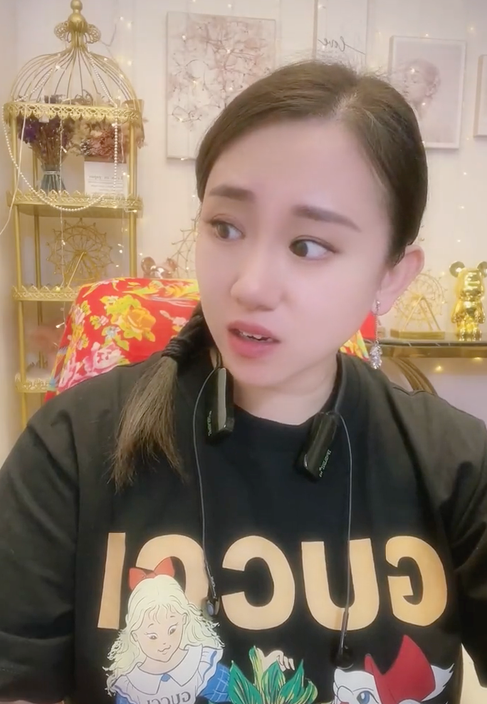 赵本山爱徒丫蛋近况曝光,戴超8000耳环,家中装饰太豪全是金色