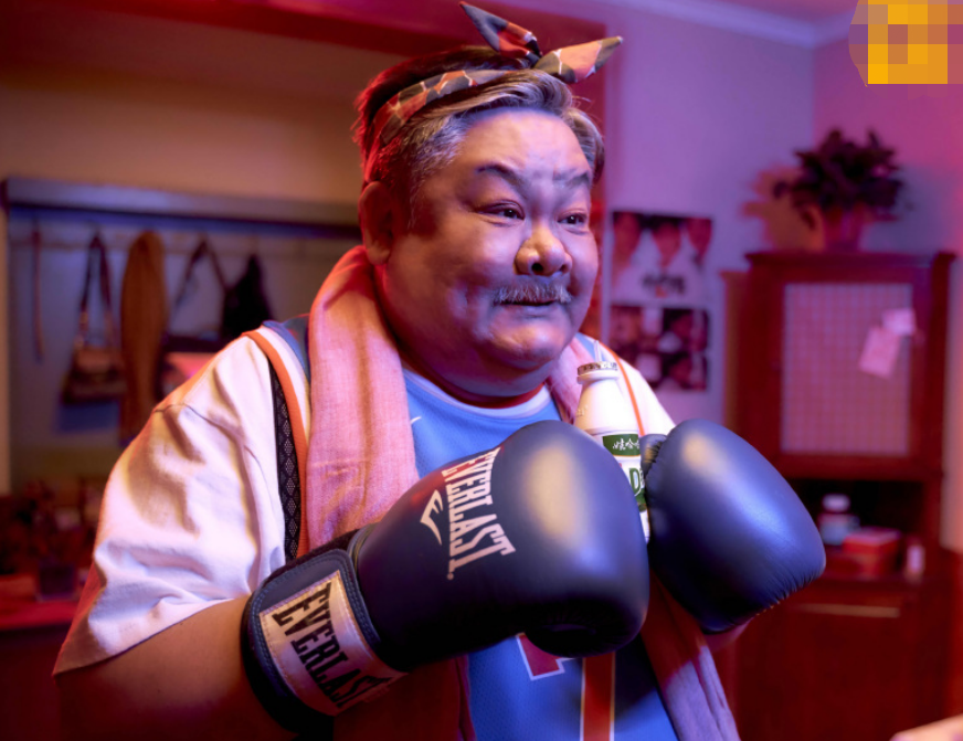 56岁林雪近照肚子胖成球西装扣子过于紧绷脖子上一圈大横肉