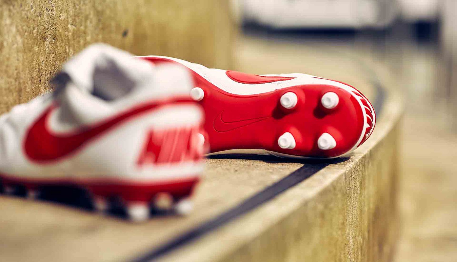 耐克推出新配色premierii足球鞋