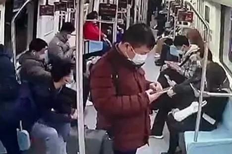 过分!上海一男子在地铁内用手机外放音乐,他不听劝阻还动手打人休闲区蓝鸢梦想 - Www.slyday.coM