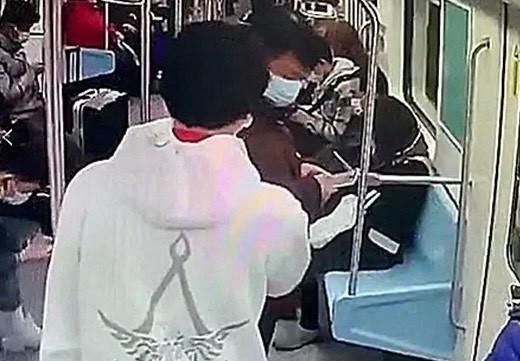 过分!上海一男子在地铁内用手机外放音乐,他不听劝阻还动手打人休闲区蓝鸢梦想 - Www.slyday.coM