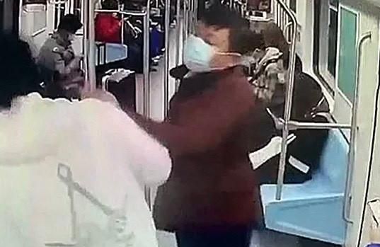 过分!上海一男子在地铁内用手机外放音乐,他不听劝阻还动手打人休闲区蓝鸢梦想 - Www.slyday.coM