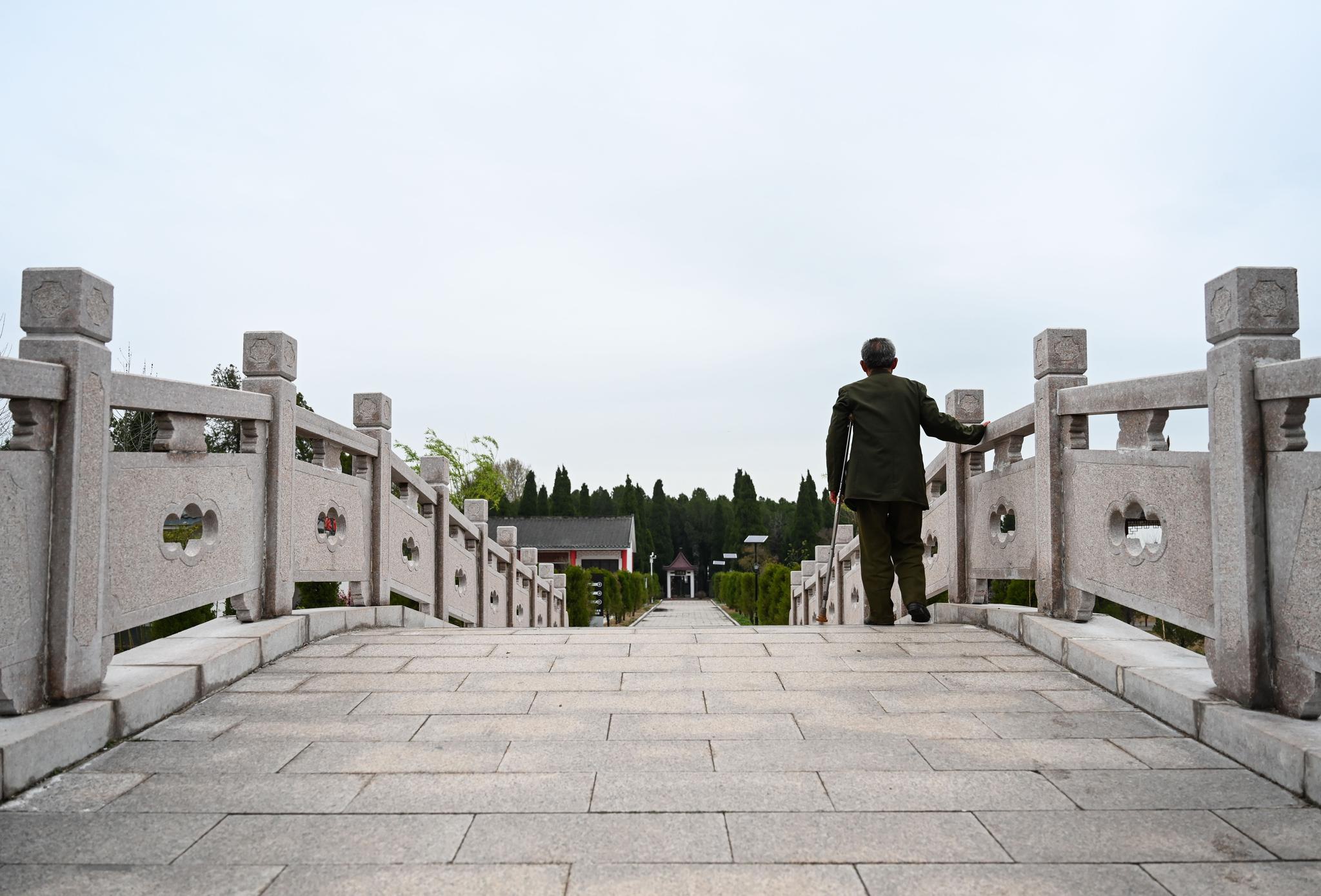 伤残老兵立碑守墓守护烈士50余载