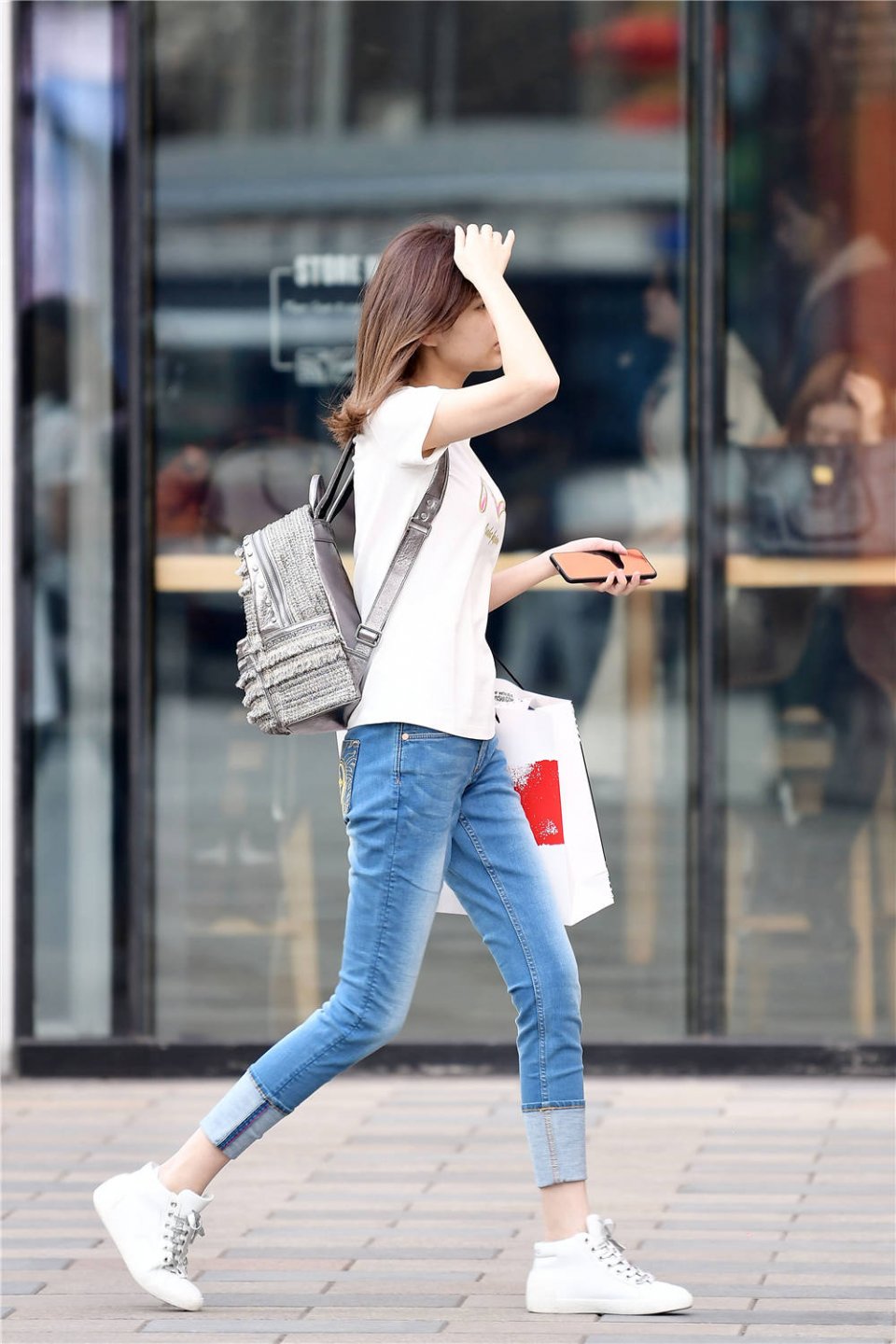 紧身牛仔裤搭配,春天穿出经典效果,还显身材苗条|牛仔裤|紧身|美女