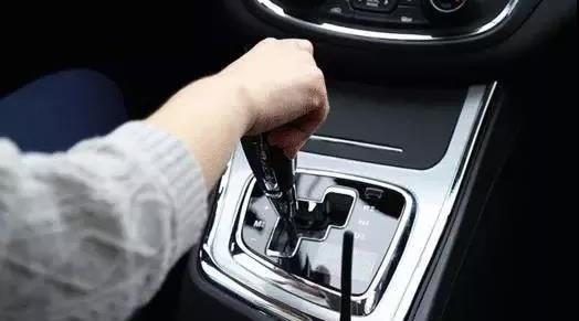 不管自动挡还是手动挡,这4种错误的挂挡方式要避免,容易伤车