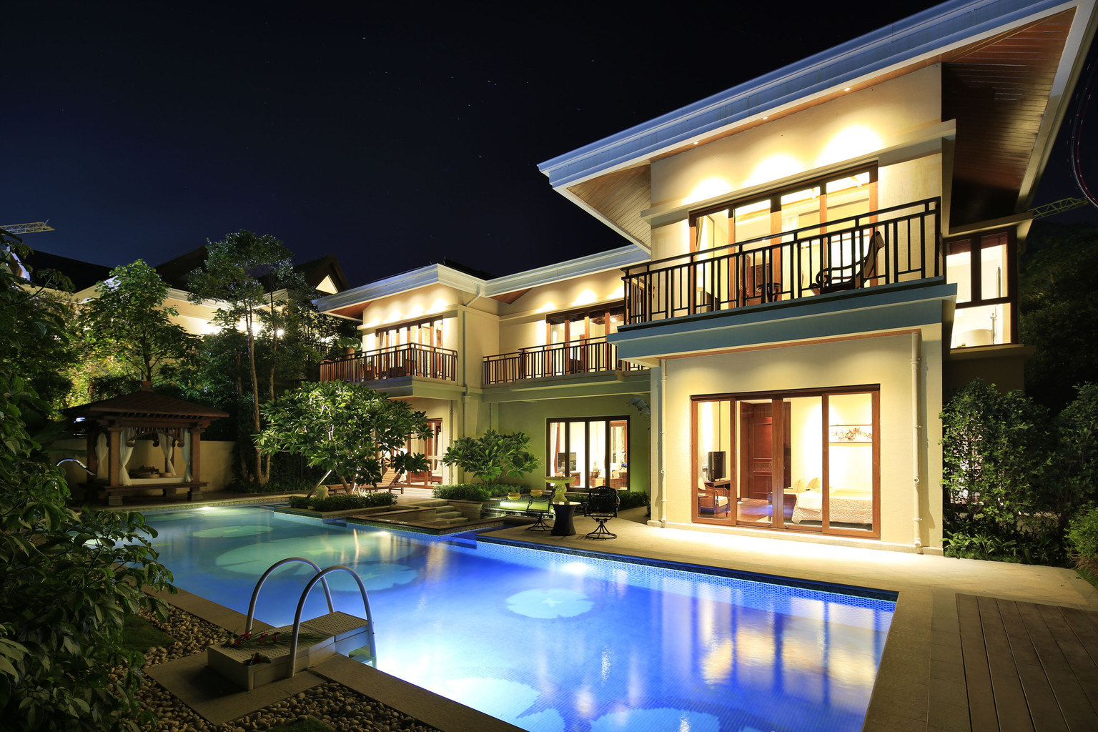 海南2025年突破万亿接待游客总人数突破11亿人次